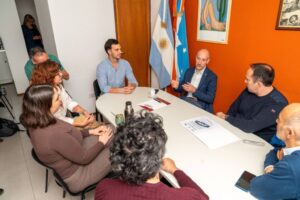 Reunión institucional entre FINNOVA y la UNTDF en el rectorado de la universidad