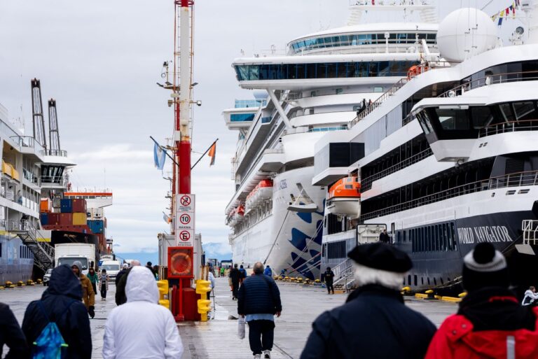 Cruceros en el puerto de Ushuaia durante la temporada 2025-2026